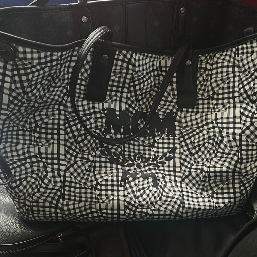 MCM Black and White in excellent condition. Some small scratches.